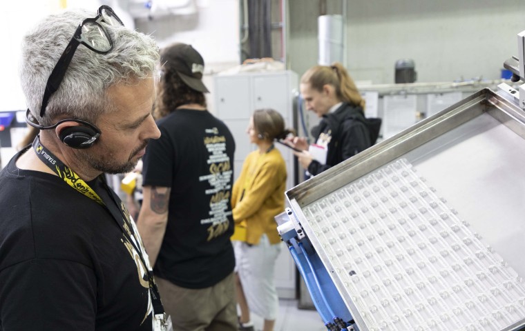 Nahaufnahme @cth_creations_ltd in der Libellen-Produktion