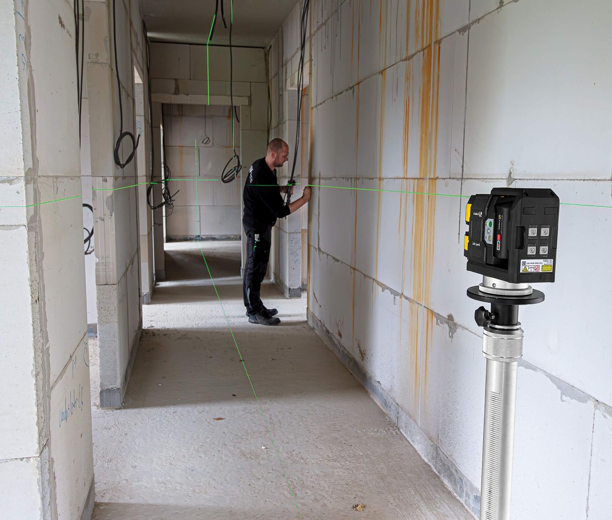 Die optimal sichtbaren grünen Linien des neuen Kreuzlinien-Lot-Lasers LAX 500 G von STABILA erlauben direktes Arbeiten in bis zu 40 m Entfernung.