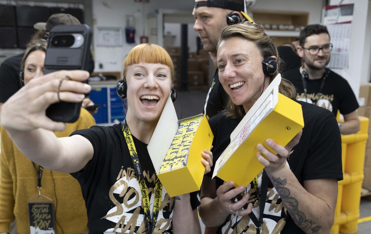 @thegingermason und @chippie.em mit eingepackten Maßstäben in der Produktion
