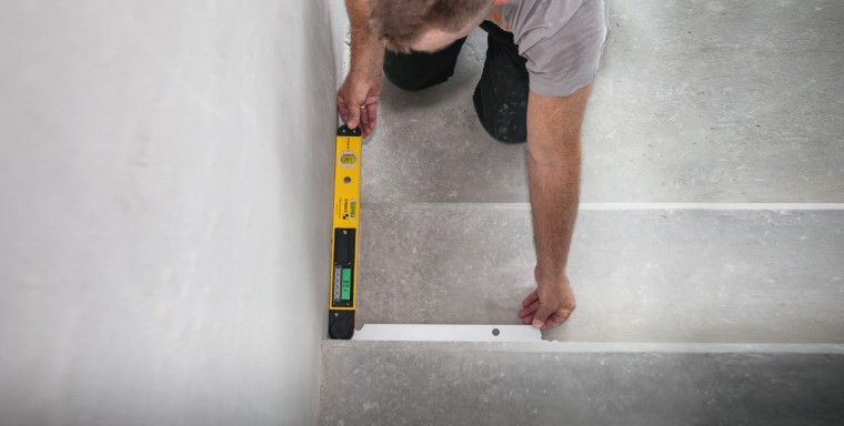 STABILA erweitert das Elektronik-Programm mit dem TECH 700 DA. Ein Werkzeug – drei Funktionen: digitaler Winkelmesser, Wasserwaage und Schmiege.