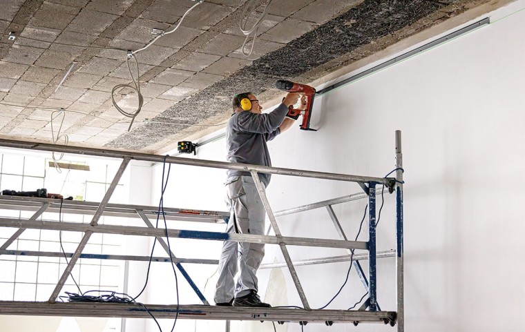 Mithilfe der Wandhalterung SWB 10 kann der neue Kreuzlinien-Lot-Laser LAX 500 G von STABILA flexibel auf einer gewünschten Arbeitshöhe positioniert werden.