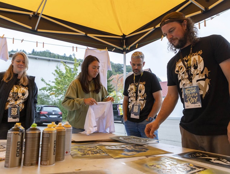 @mich_builds @cth_creations_ltd und @withbearhandsuk beim T-Shirt gestalten