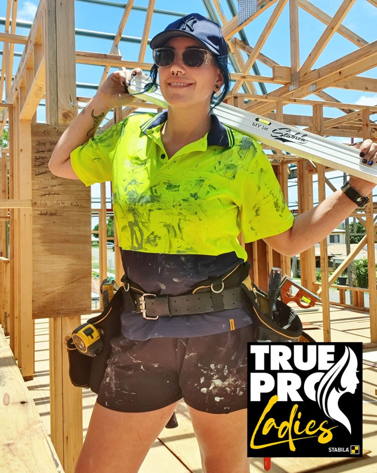 Mit der „True Pro Ladies“-Kampagne verbindet Stabila Handwerkerinnen weltweit und schafft attraktive Anreize für den weiblichen Nachwuchs. Die Handwerkerin Kortney Heit sind Teil dieser Community