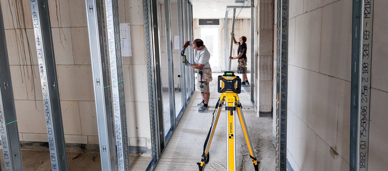 Der Rotationslaser LAR 160 G von STABILA ist mit der GreenBeam-Technologie ausgestattet. Die so erzeugten grünen Laserstrahlen sind für das menschliche Auge in Innenräumen bis zu vierfach besser sichtbar als rote Strahlen.