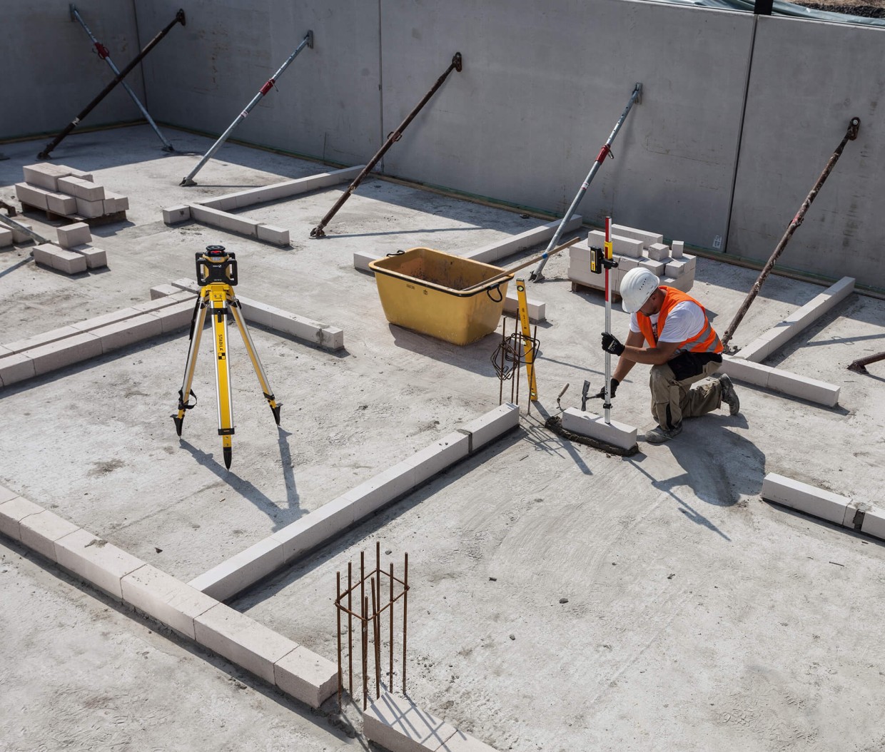 Der selbstnivellierende Rotationslaser LAR 160 von STABILA arbeitet hochpräzise und zuverlässig, auch über größere Distanzen. Mit nur drei Knöpfen ist er einfach zu bedienen.