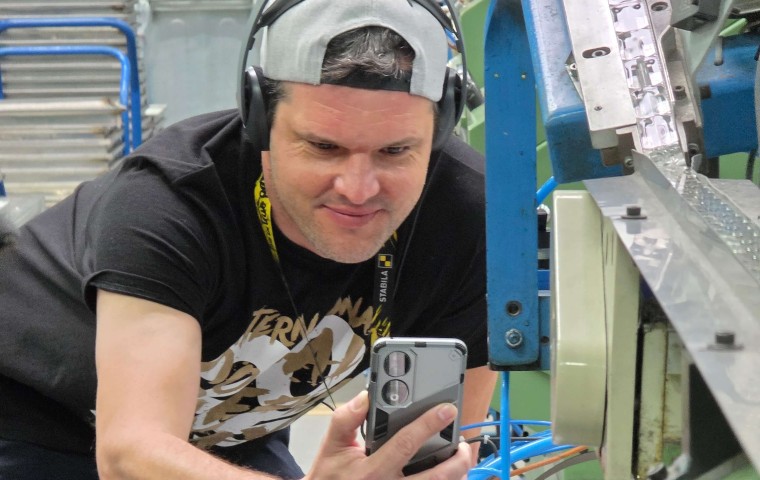 Nahaufnahme @woodworkjunkie in der Wasserwaagen-Produktion