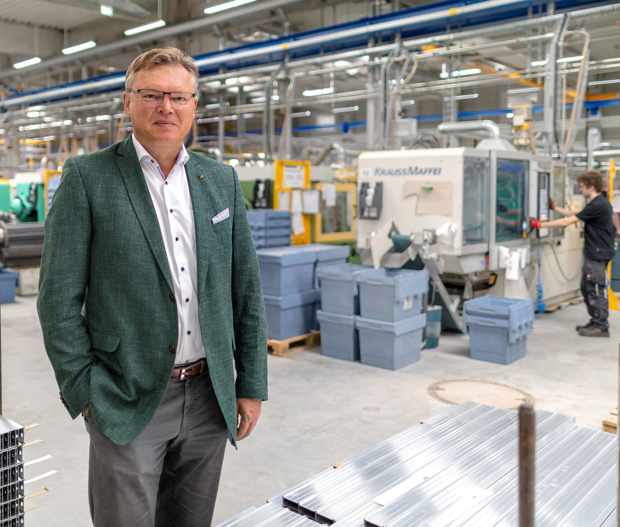 CEO Dr. Ulrich Dähne in der neuen Produktionshalle