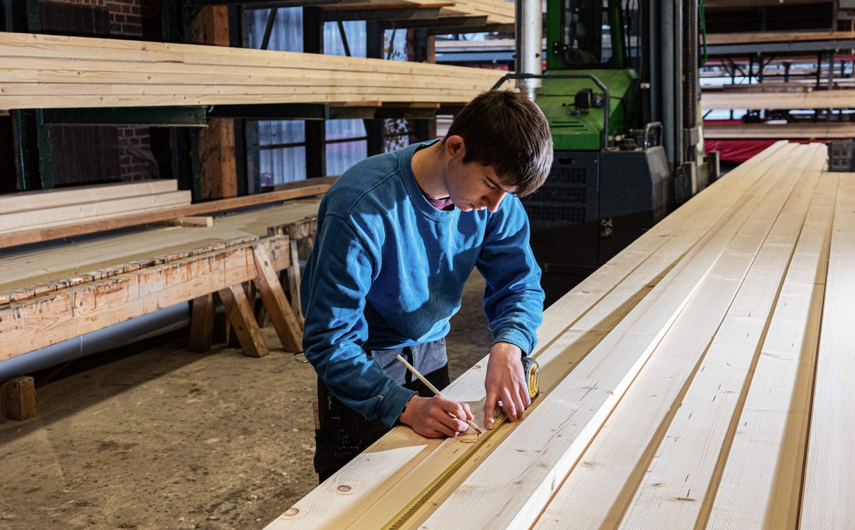 Lars W. (18 Jahre) macht seit dem 01.08.2022 seine Ausbildung zum Zimmermann im Betrieb Bühlbecker.