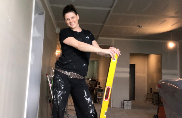 Hailing from Canada, Kayla Beckett (@the_taping_queen) is slightly further forward in her trade career, with more than 20 years of experience behind her.