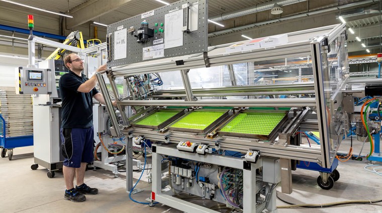 Libellenfertigung in der neuen Produktionshalle von STABILA.