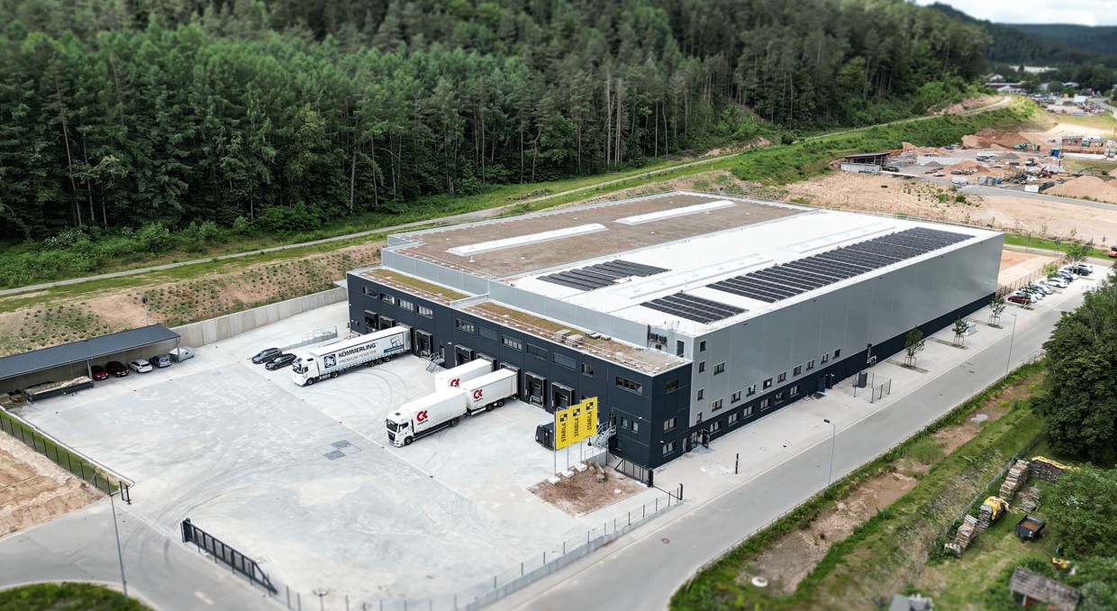Rund 15 Mio. Euro hat STABILA in das neue Logistikzentrum im pfälzischen Wilgartswiesen-Hauenstein investiert, das im Juni 2024 offiziell eröffnet wurde.