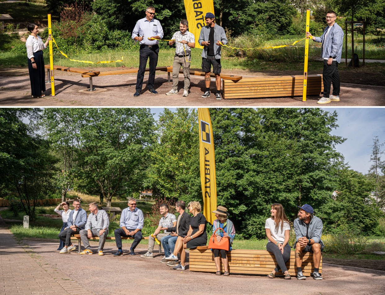 Mit einer Länge von über 7 Metern und aus heimischem Eichenholz gefertigt, konnten für das anschließende Foto alle Beteiligten bequem einen Sitzplatz auf der Bank finden.