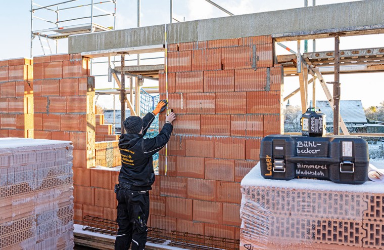 Die Schwerpunkte des Betriebs haben sich im Laufe der Jahre von traditionellen Zimmererarbeiten, wie der Konstruktion und Ausrichtung von Dachstühlen, zu einem umfassenden Fokus auf den Holzbau entwickelt.