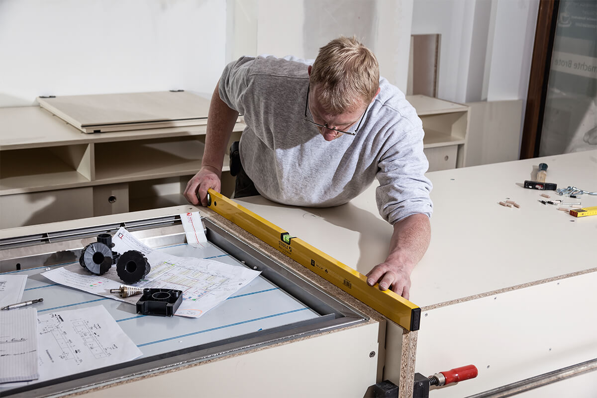 Die Wasserwaage Type 70 erleichtert zahlreiche Messaufgaben in den Bereichen Schreiner- und Tischlerarbeiten, Elektroinstallationen, Fliesenarbeiten und Heizungsbau.