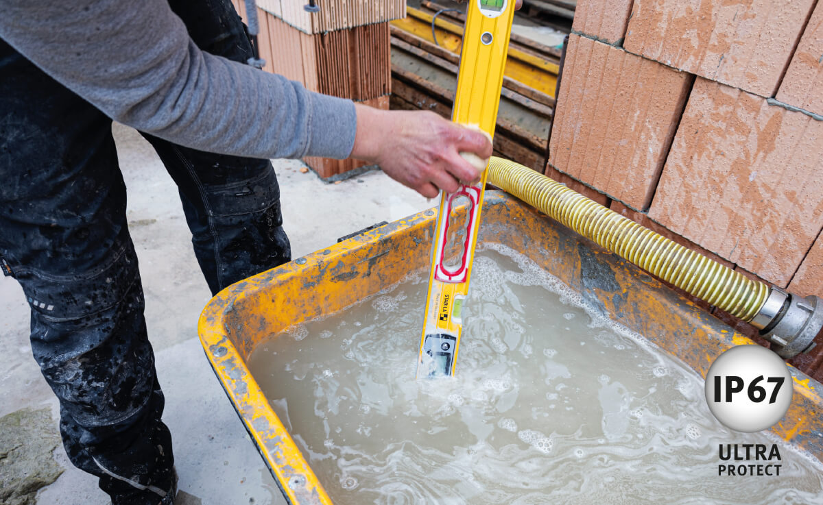 Nach IP 67 sind die neuen Elektronik-Wasserwaagen optimal vor Staub und Wasser geschützt.
