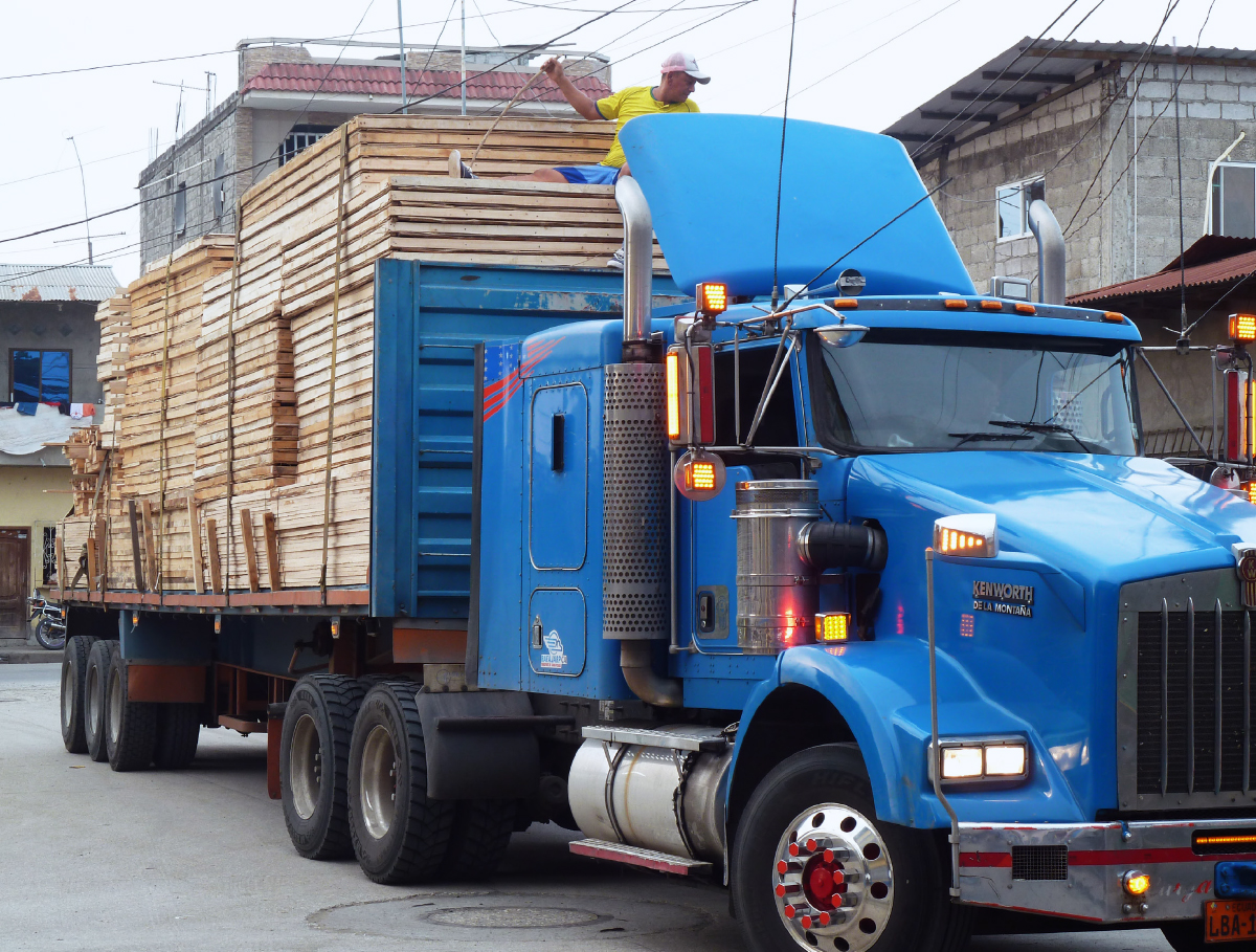 Material und Einzelteile zur späteren Errichtung der Häuser sind per LKW angekommen
