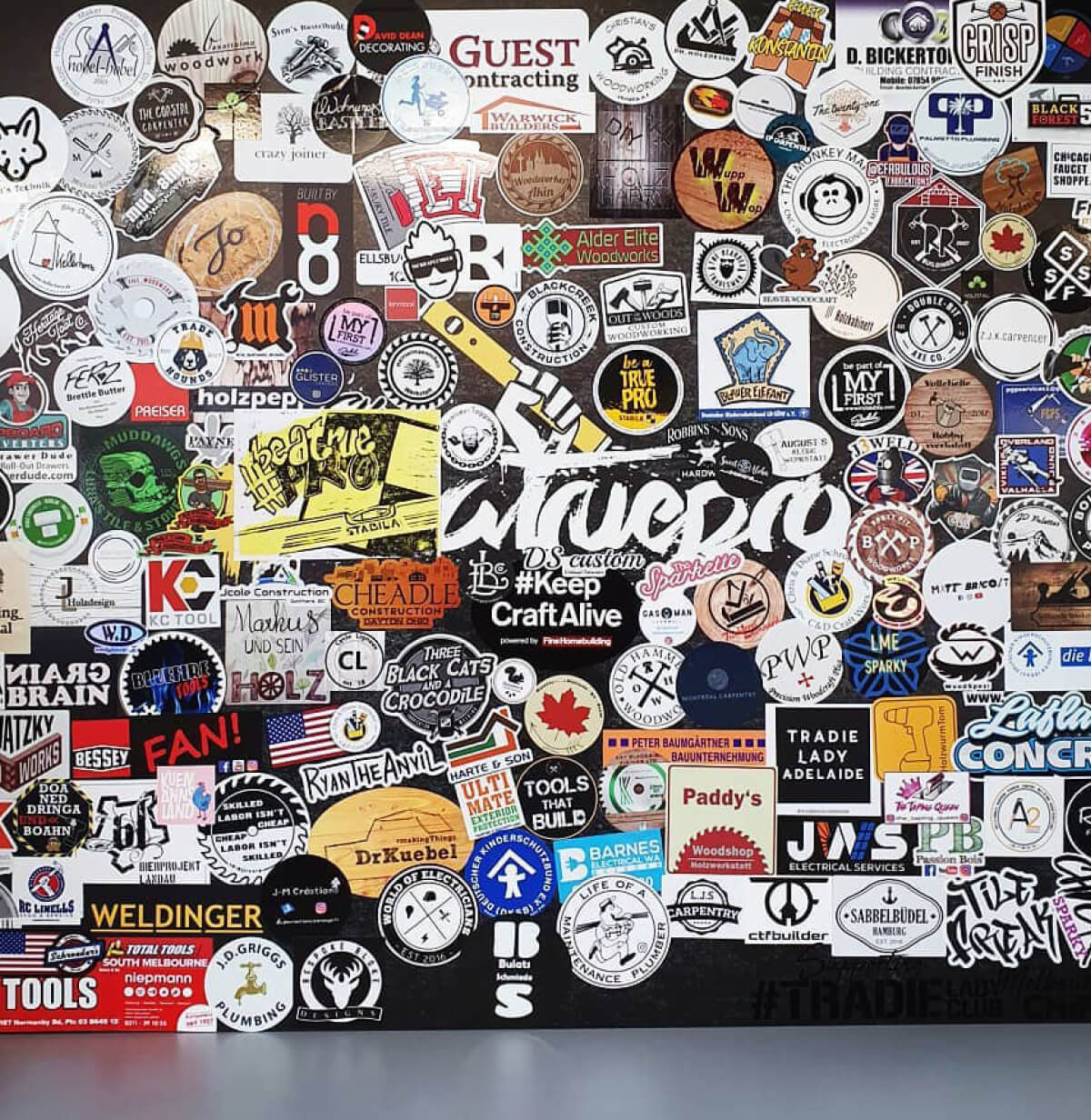 SPENDENAKTION: STICKERS FOR CHILDREN 1.300 EURO UND 130 BLAUE ELEFANTEN FÜR DEN KINDERSCHUTZBUND