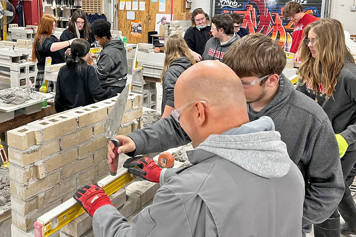 DIE FÖRDERUNG DES HANDWERKS BEGINNT IM KLASSENZIMMER STABILA INC. BESUCHT DIE FJ BRENNAN HIGH SCHOOL