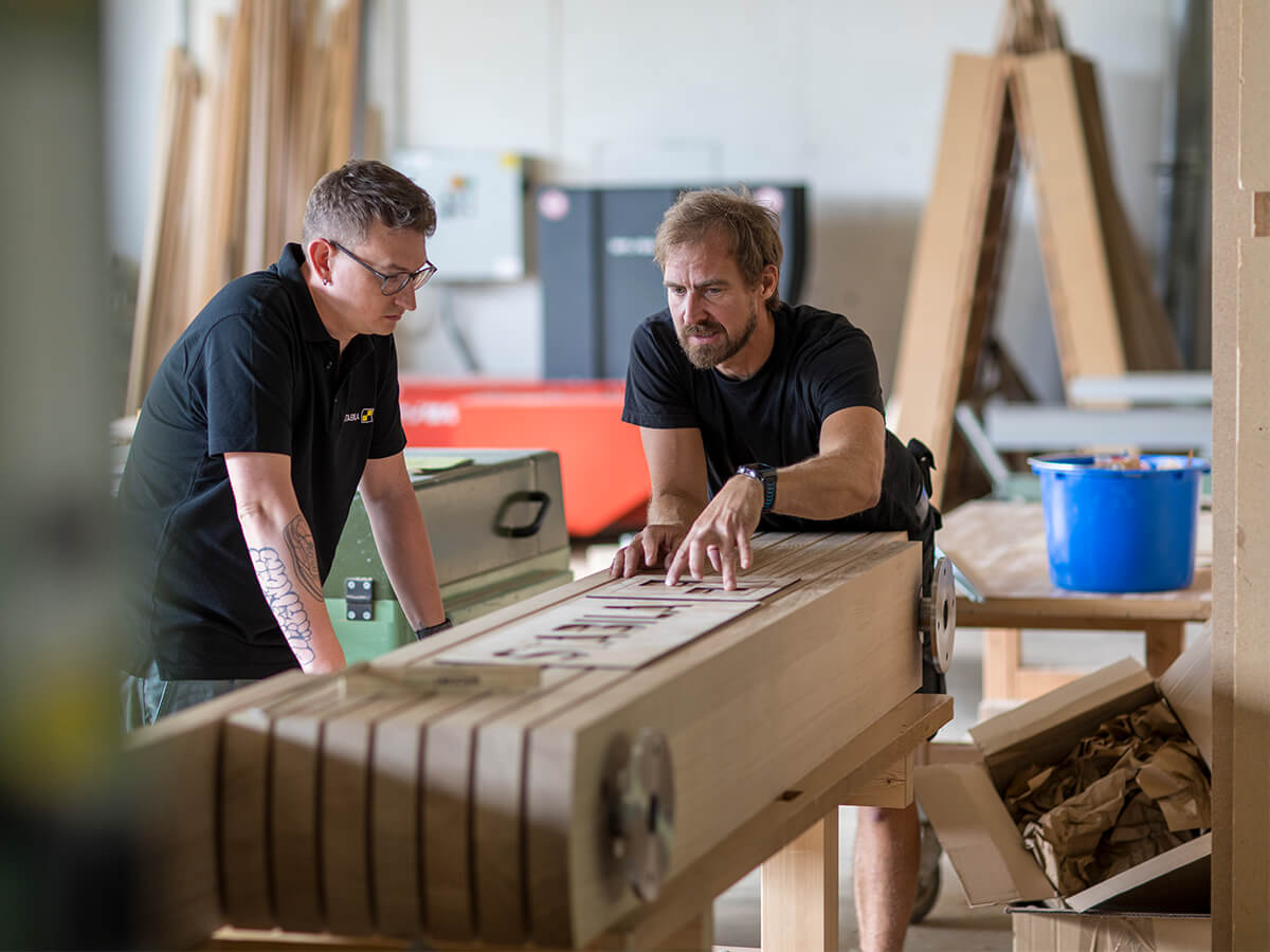 STABILA CHARITY 2023 EINE BESONDERE BANK FÜR DIE STADT ANNWEILER AM TRIFELS